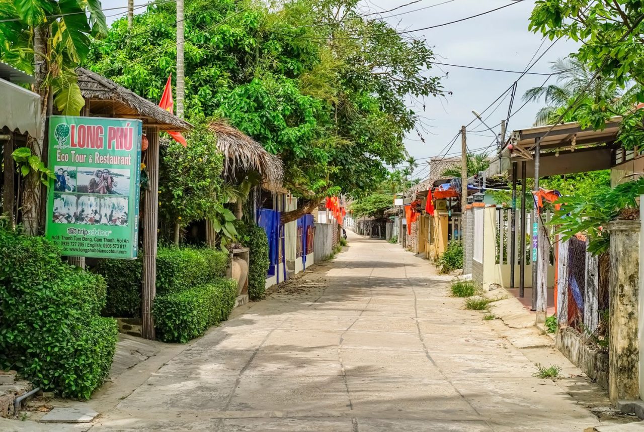 Un villaggio tra le palme da cocco a Ben Tre