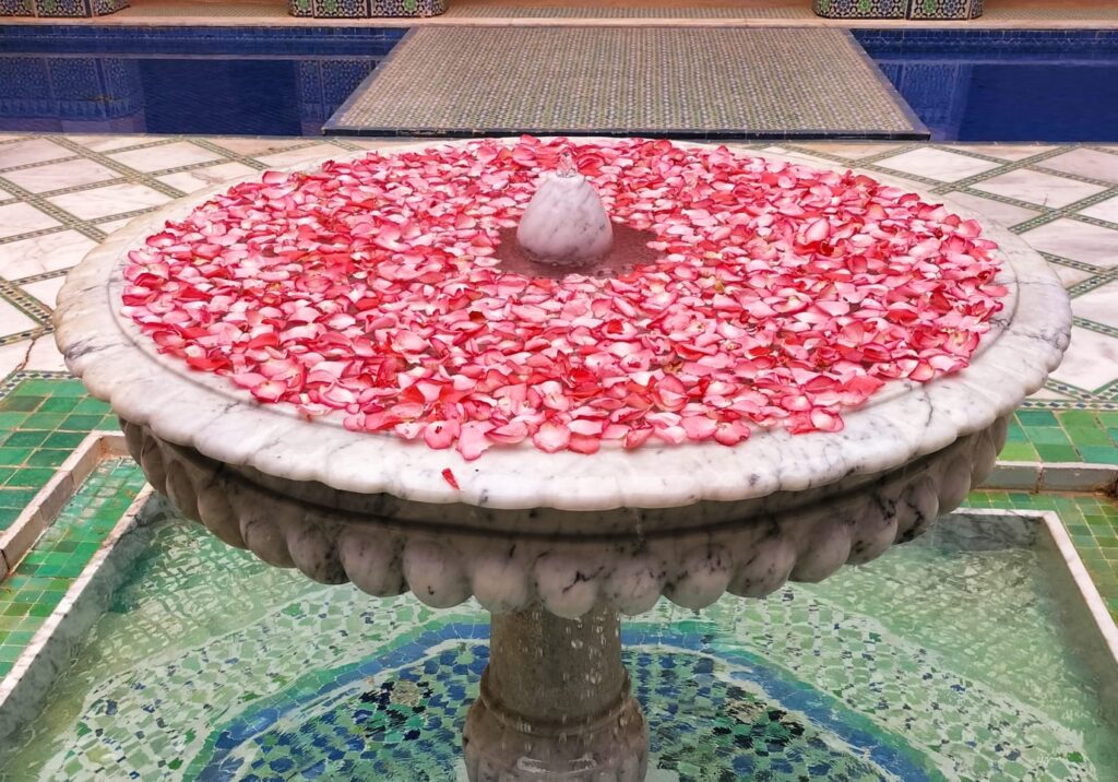 Petali di rosa sulla fontana di un cortile, a Marrakech