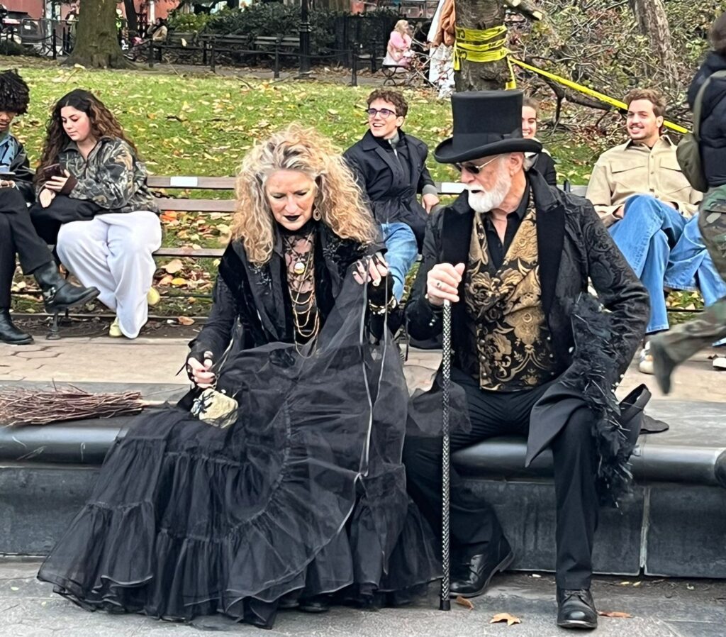 Coppia in costume a Washington Square Park