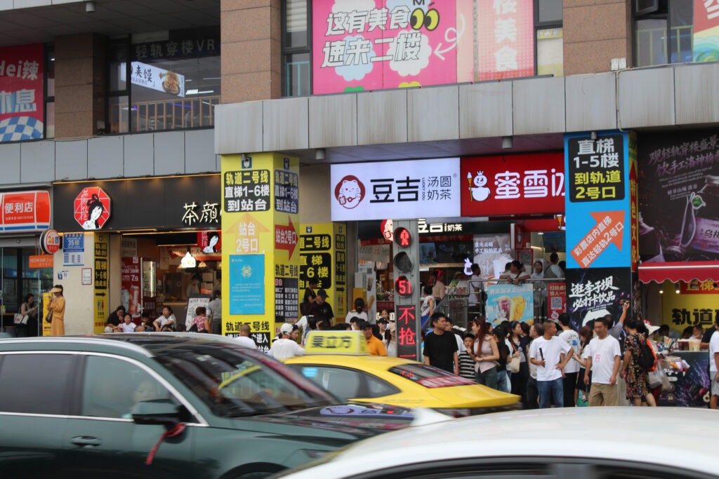 La strada sotto la stazione di Liziba, a Chongqing