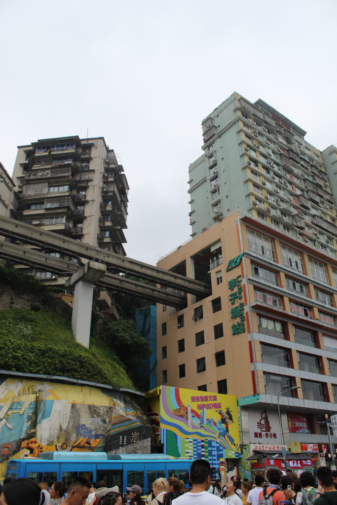 La monorotaia che attraversa il palazzo, alla stazione di Liziba a Chongqing