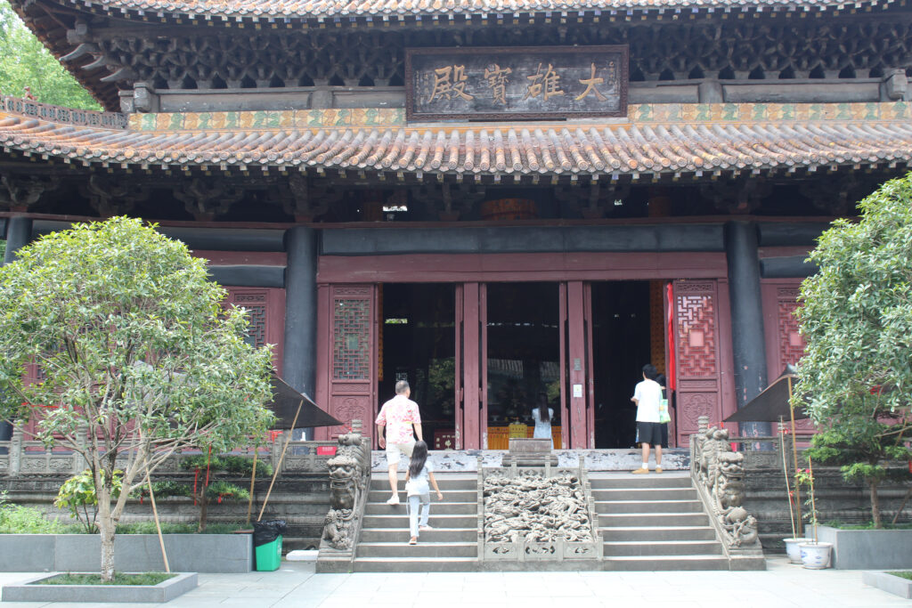 La sala principale di un tempio buddhista, a Chongqing