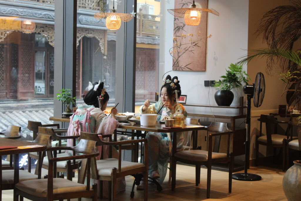 Due ragazze in abito tradizionale cinese, a Chongqing