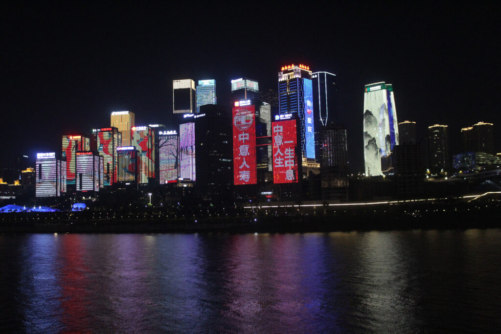 Lo skyline di Chongqing dal fiume, di notte