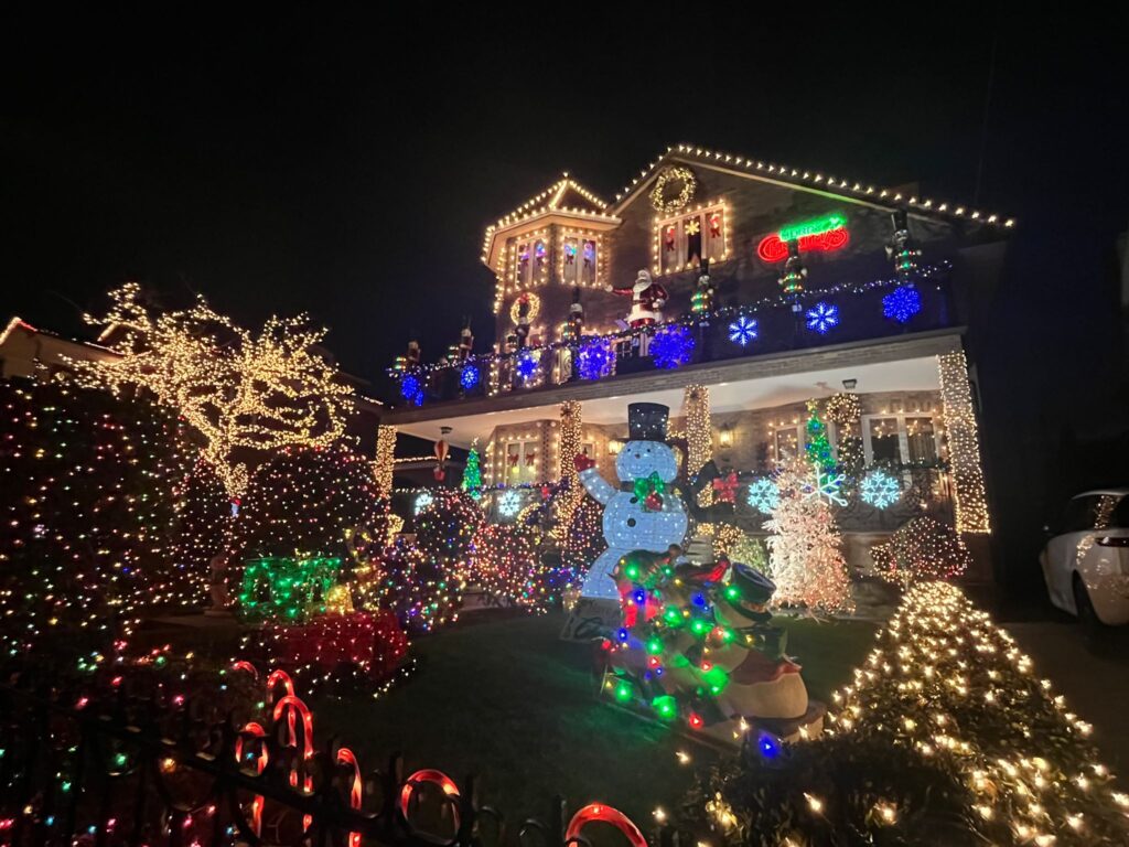 Pupazzo di neve e luci a Dyker Heights, Brooklyn