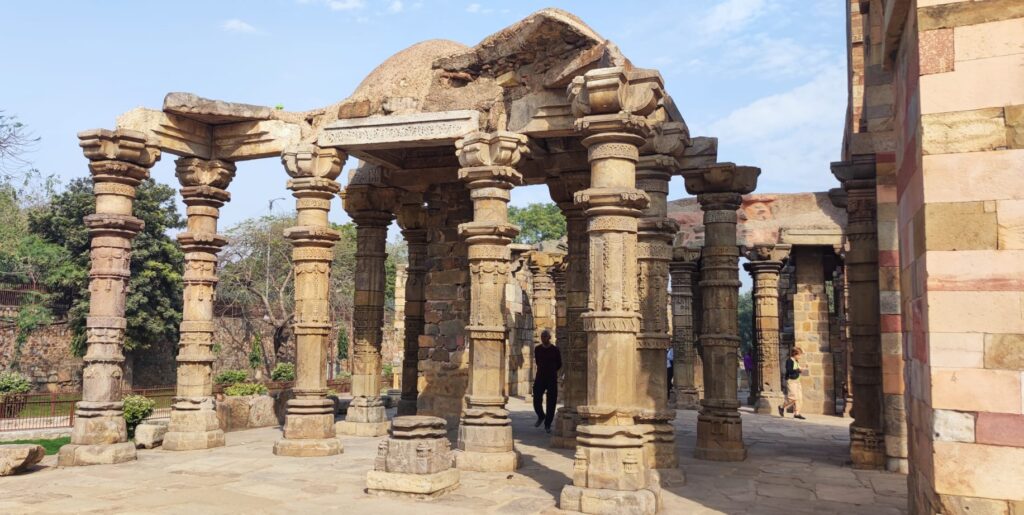 Le colonne scolpite del complesso del Qutab Minar, a Delhi