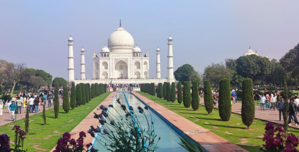 Il Taj Mahal e la vasca dei giardini, ad Agra