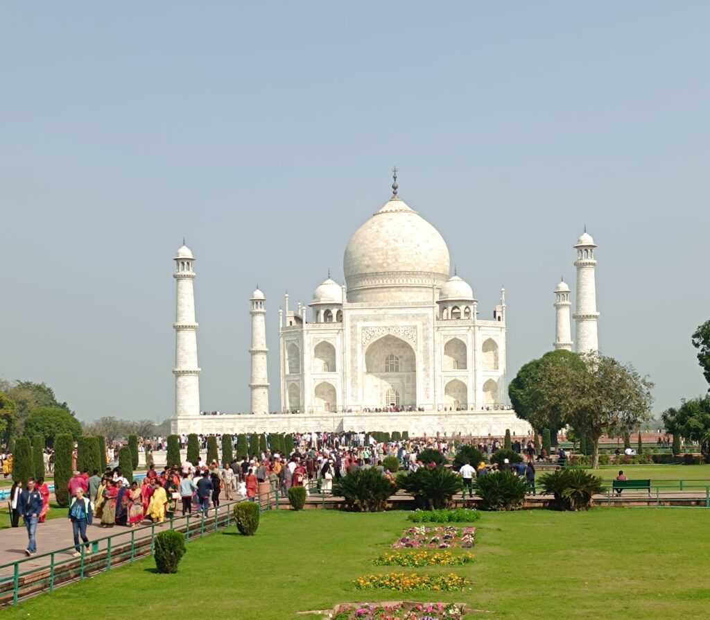 Il Taj Mahal visto dai giardini, ad Agra