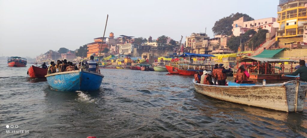 Le barche sul Gange all'alba, a Varanasi