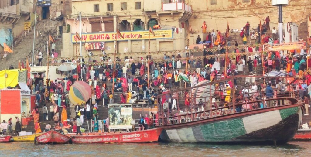I ghat affollati di Varanasi