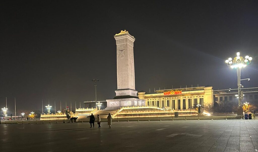 Piazza Tienanmen di sera, il Monumento agli Eroi del Popolo