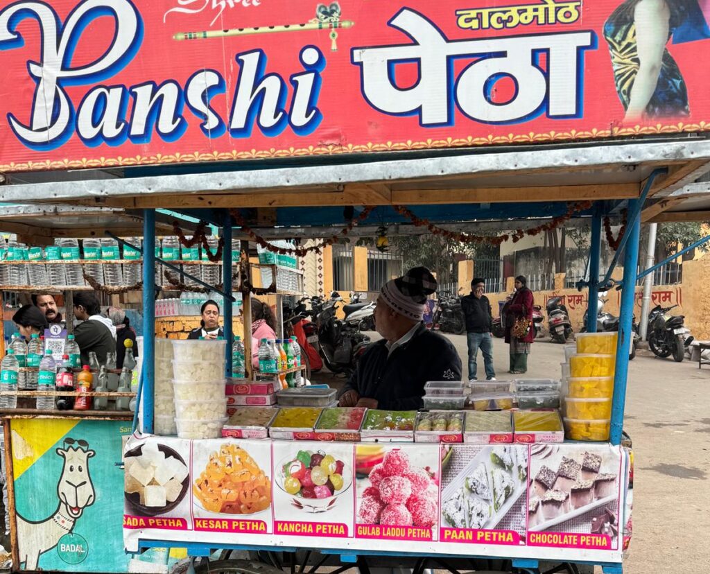 Il banco dei petha, i dolci tipici di Agra