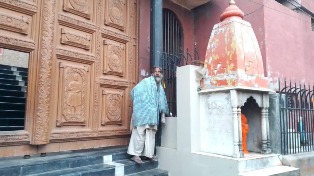 Un sadhu davanti a un tempietto