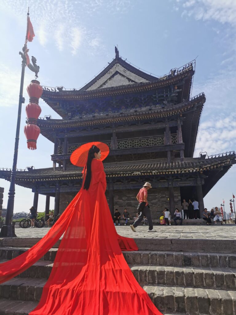 Un abito tradizionale sulle mura di Xi'an