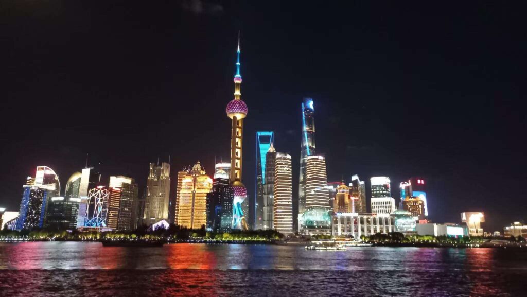 Lo skyline di Pudong dal Bund, a Shanghai