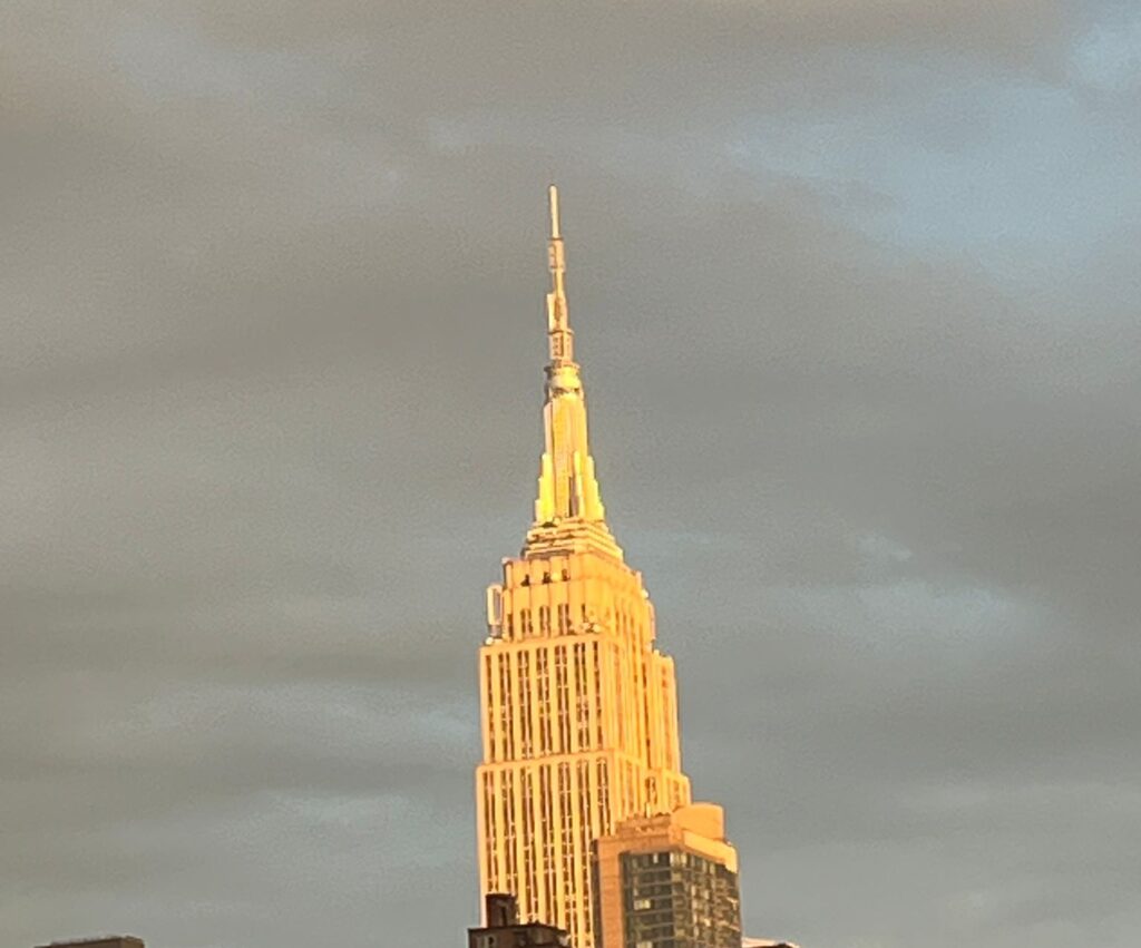 La cima dell'Empire State Building, dorata dal sole