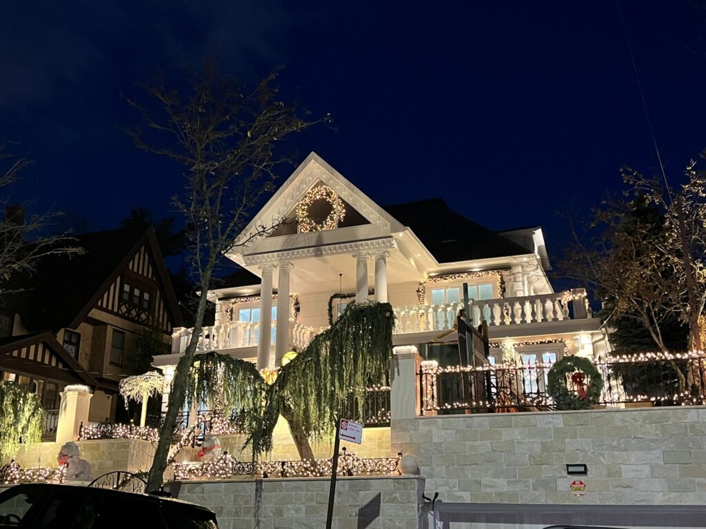 Una villa illuminata di Dyker Heights, all'imbrunire