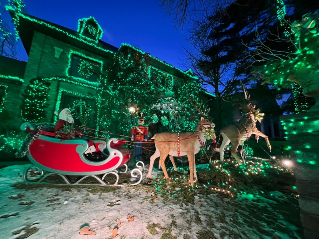 La slitta di Babbo Natale davanti a una casa di Dyker Heights