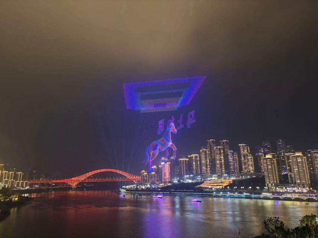 Un cavallo di droni sul fiume, la notte di Capodanno a Chongqing