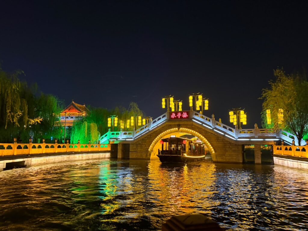 Il ponte illuminato di Kaifeng, dal battello