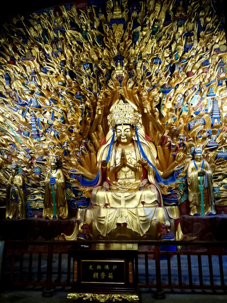 La Guanyin dalle mille braccia, nei rilievi rupestri di Dazu