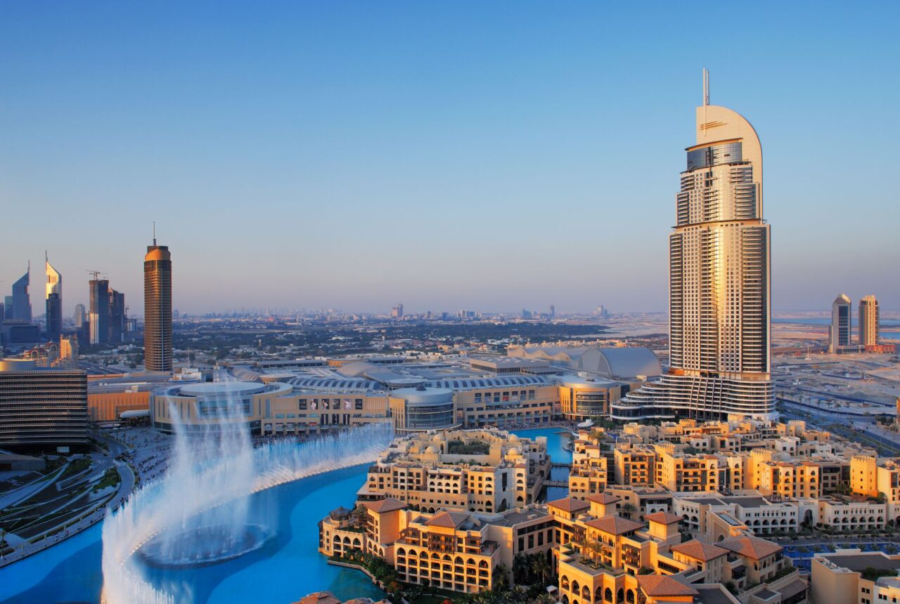 Lo skyline di Dubai con la fontana