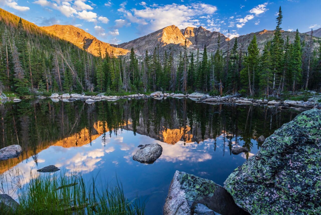 Un lago tra le Montagne Rocciose in Colorado