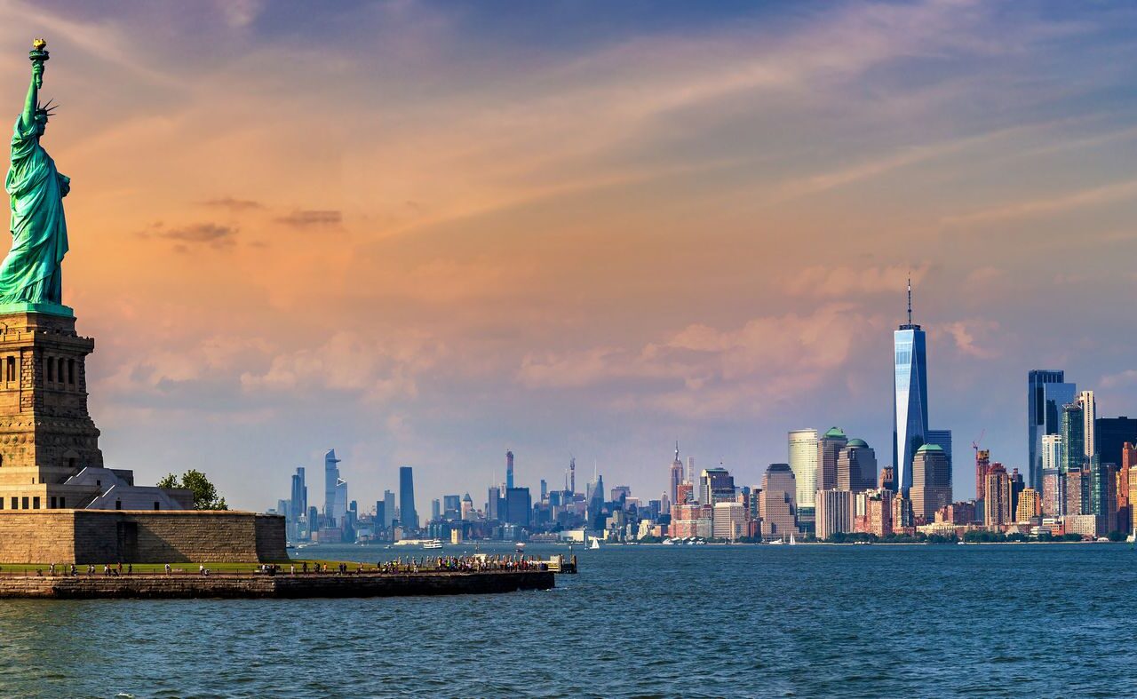 La Statua della Libertà e lo skyline di Manhattan