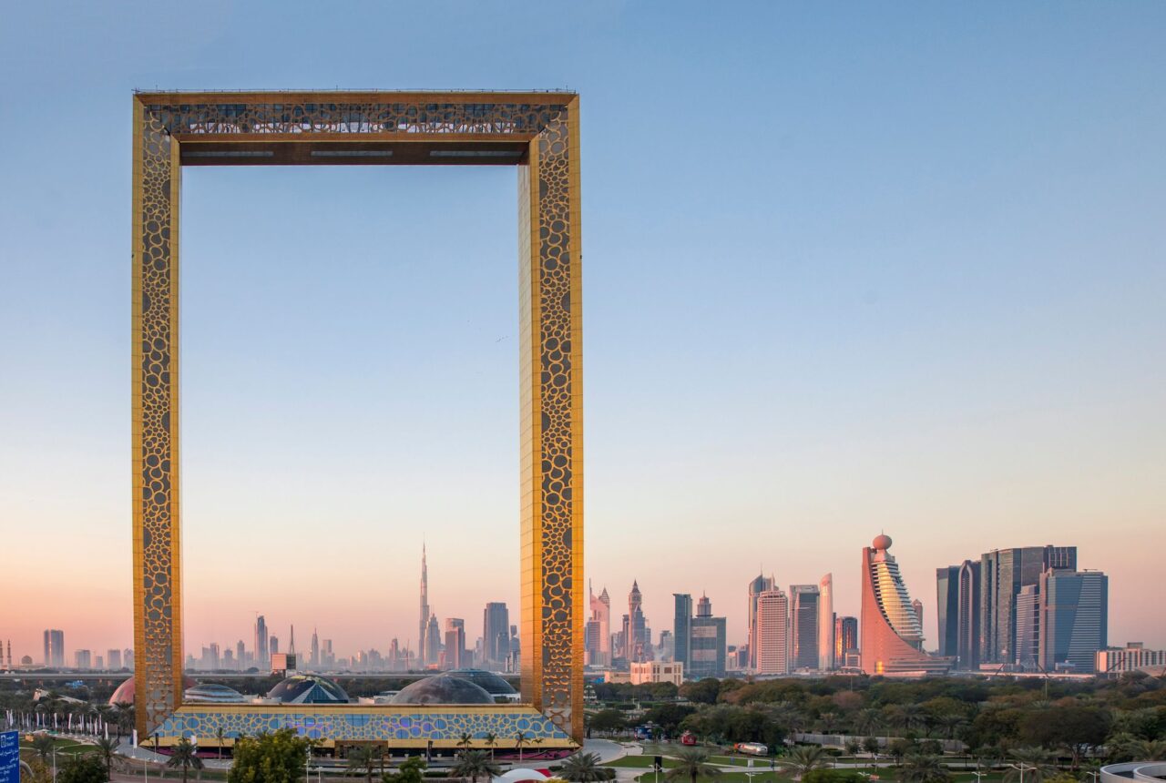 Il Dubai Frame con lo skyline della città
