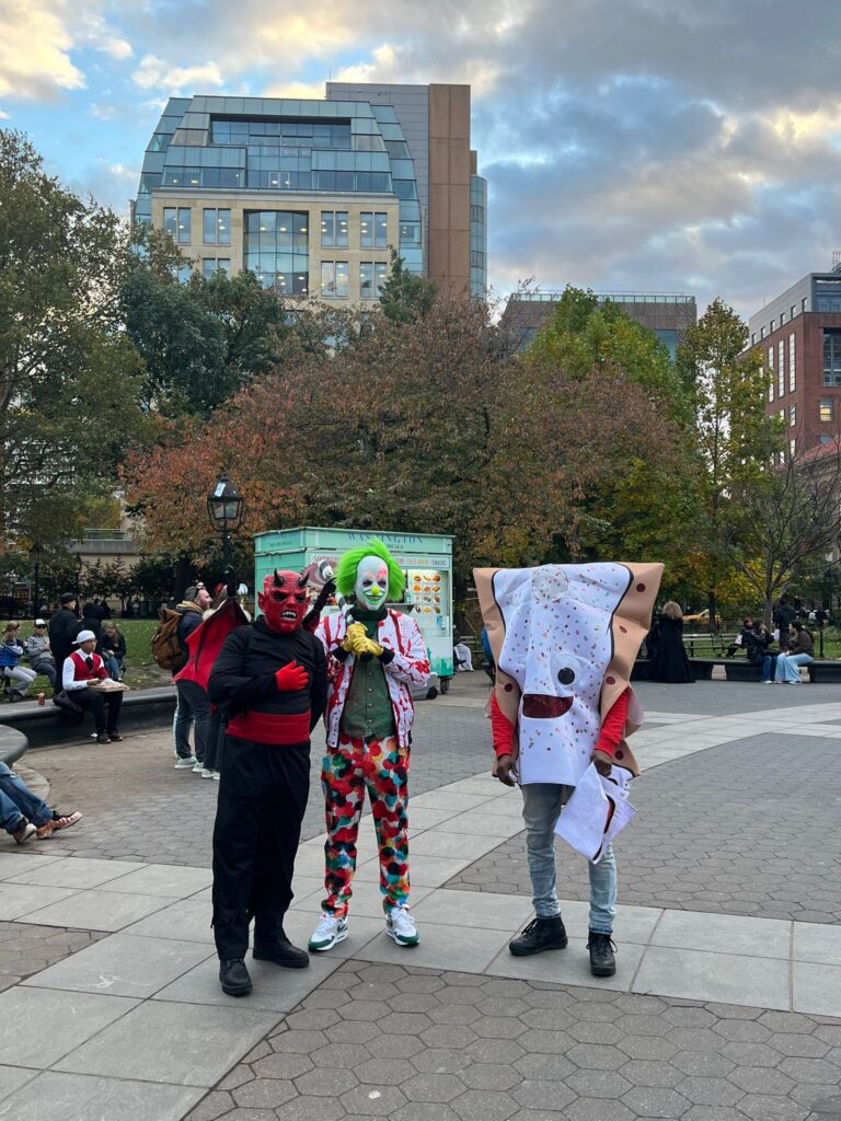 Diavolo, clown e trancio di pizza a Washington Square Park