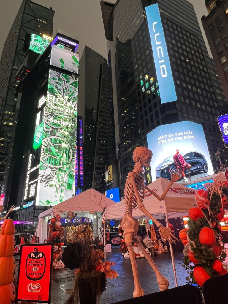 Uno scheletro gigante a Times Square