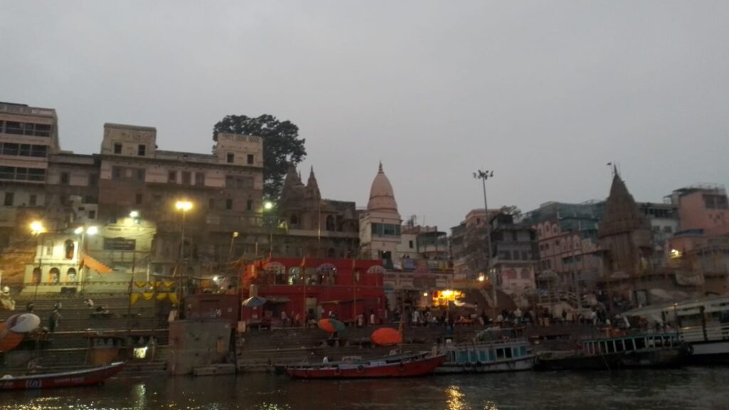 I ghat di Varanasi, all'imbrunire