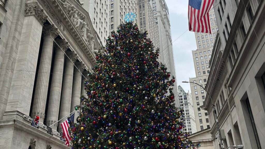 L'albero di Natale davanti alla Borsa di New York, a Wall Street