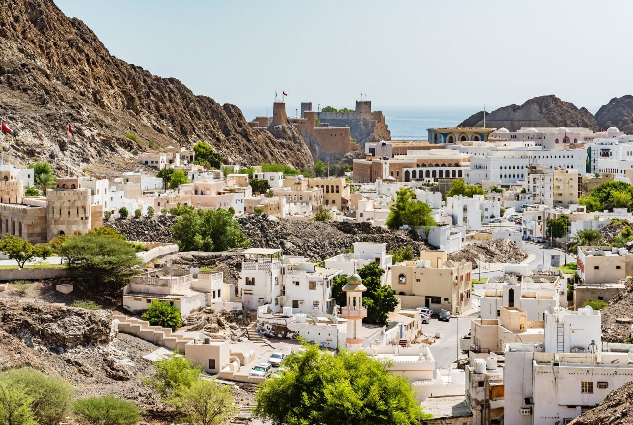 Le case bianche di Muscat tra le rocce