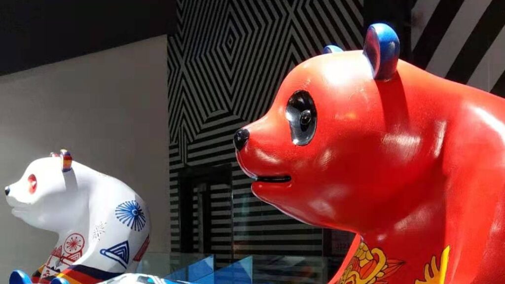 Sculture di panda dipinte