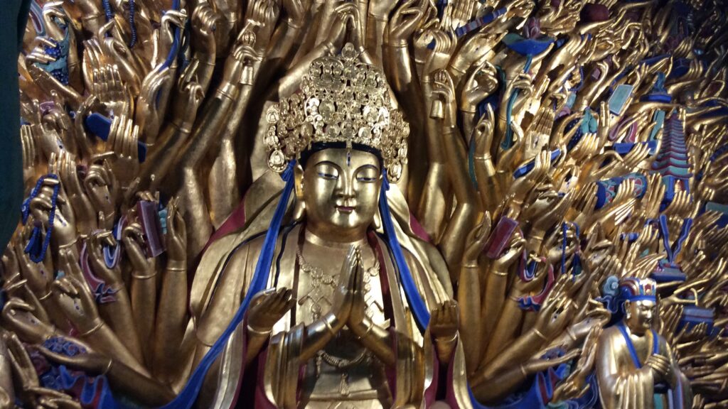 La Guanyin dalle mille braccia, nei rilievi rupestri di Dazu