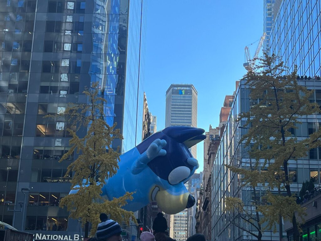 Il pallone di Bluey alla parata di Macy's