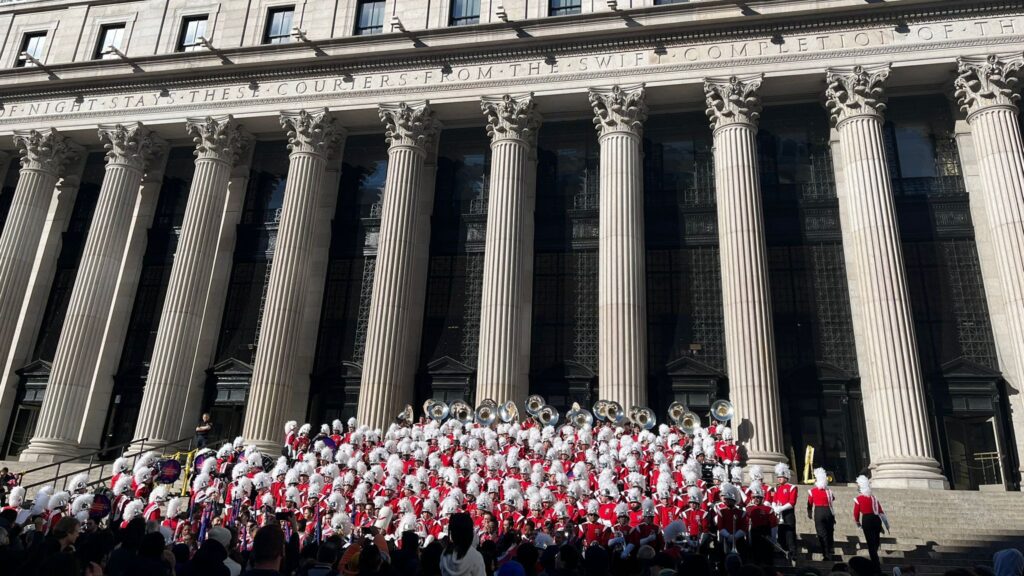 Una banda musicale sulla scalinata del Farley Building