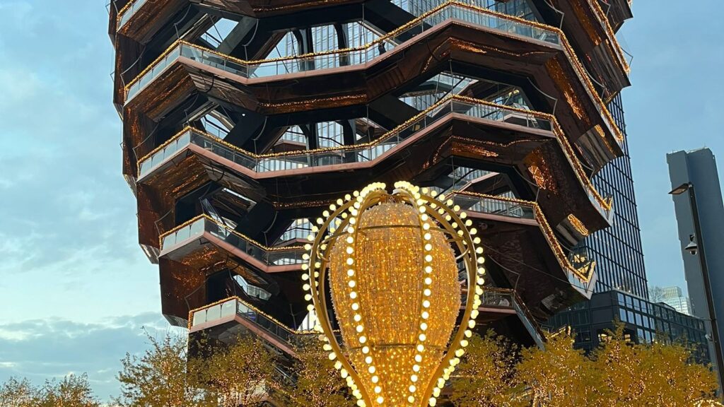 Il Vessel di Hudson Yards con le luci di Natale